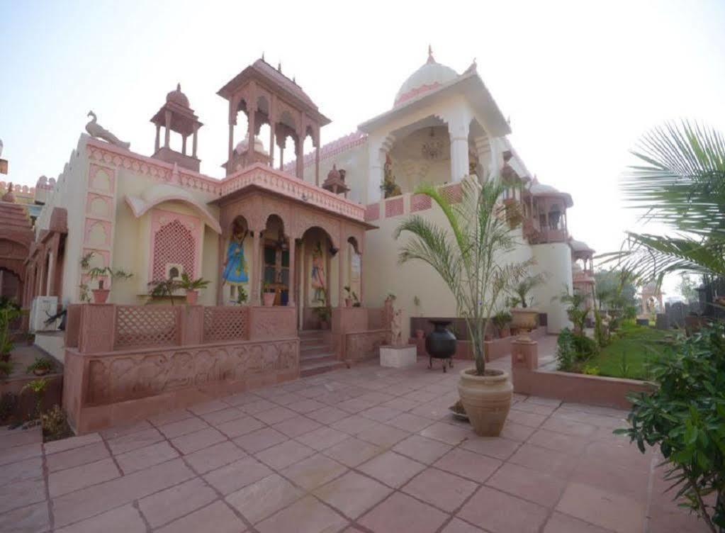 Hotel Suroth Mahal Luharu Exterior photo